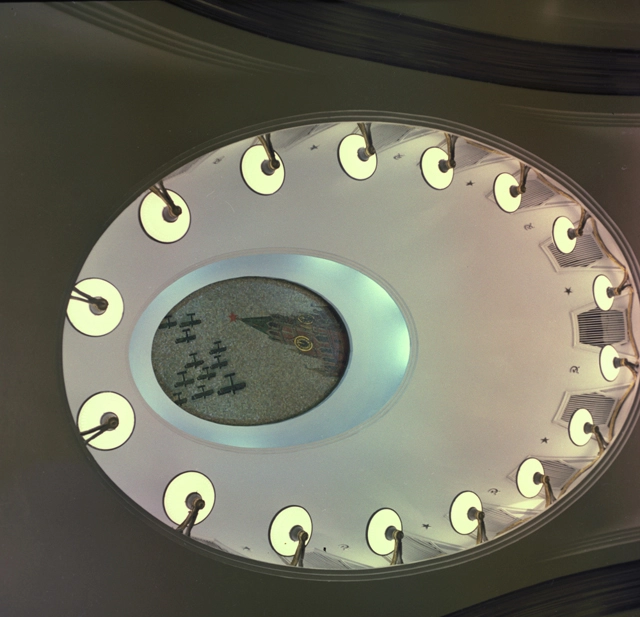 Станция московского метро «Маяковская». Свод центрального зала станции украшают овальные ниши, в&nbsp;которых размещены светильники и&nbsp;мозаичные панно из&nbsp;смальты, выполненные по&nbsp;эскизам Народного художника СССР Александра Александровича Дейнеки (1899-1969) на&nbsp;т