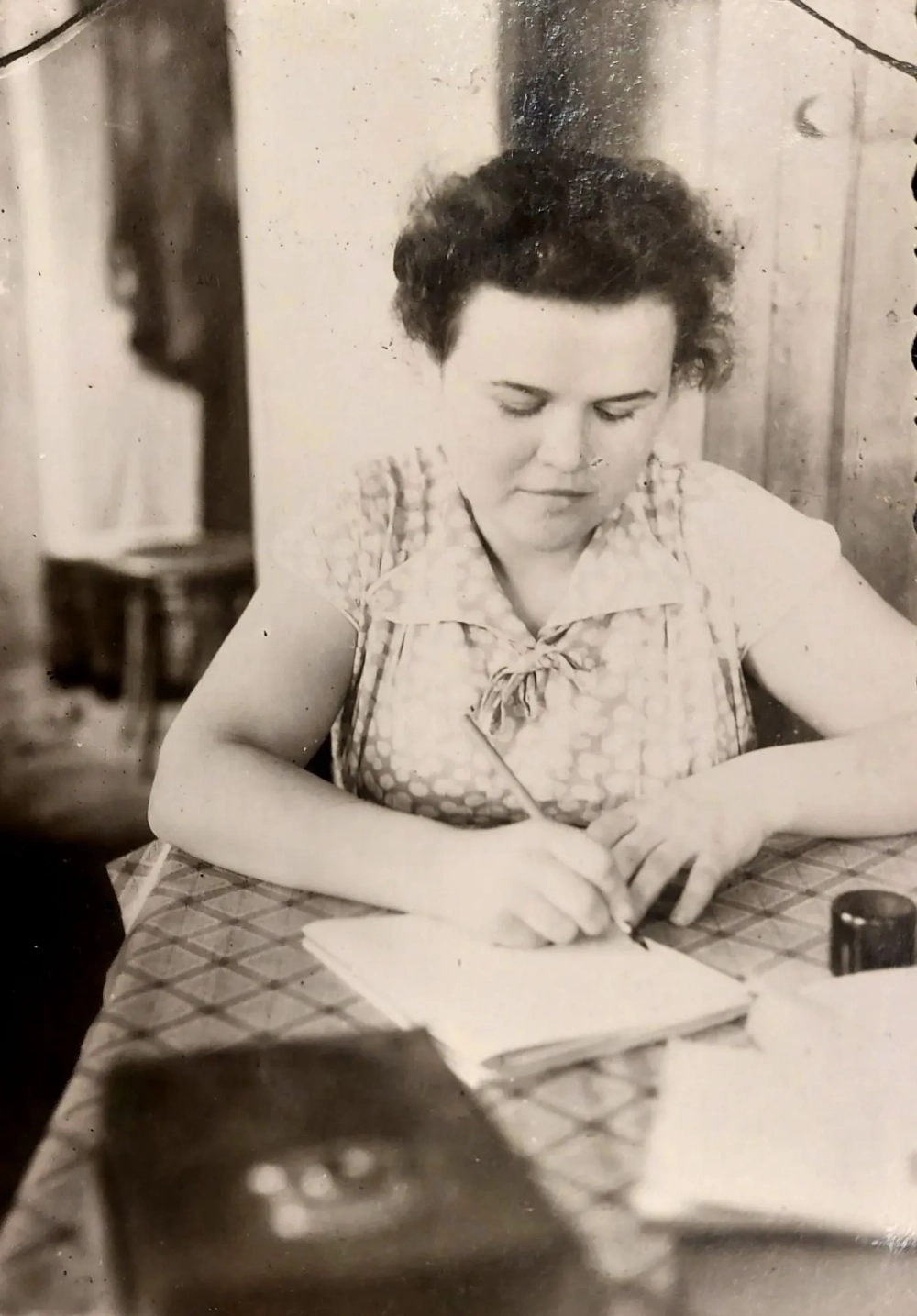 Людмила-школьница помогает писать ответы на письма, приходившие бабушке.