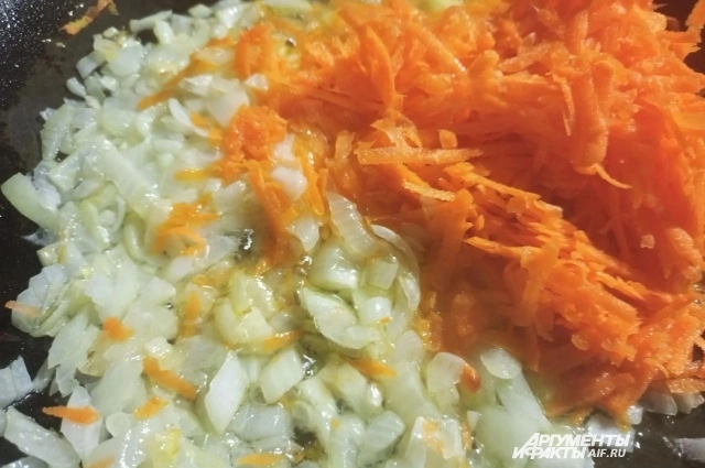 Пассеровка лука и моркови.