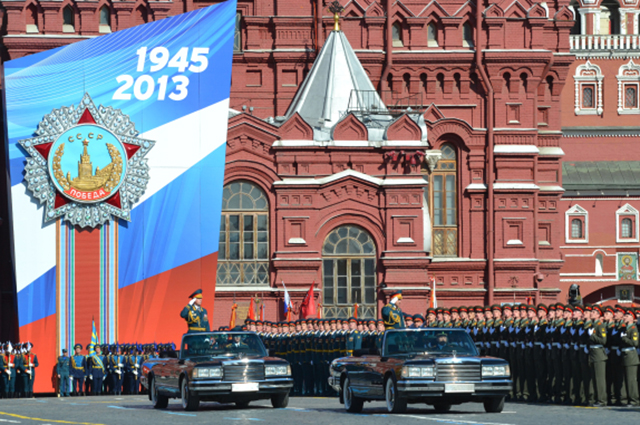 Сергей Шойгу (на первой машине) и Владимир Чиркин объезжают пешие парадные расчёты во время парада 9 мая 2013 года