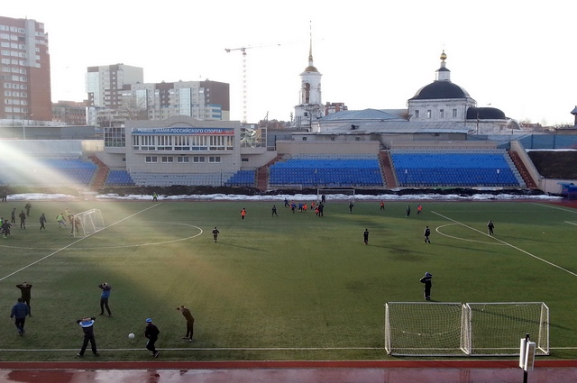 Заменить газон на стадионе «Спартак» планируют ближе к осени.
