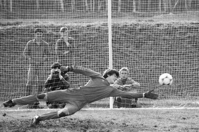 Вратарь сборной команды СССР по футболу Ринат Дасаев ловит мяч в воротах во время тренировки. 1982 г.