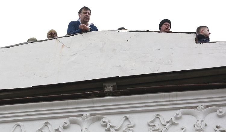 Саакашвили на крыше.