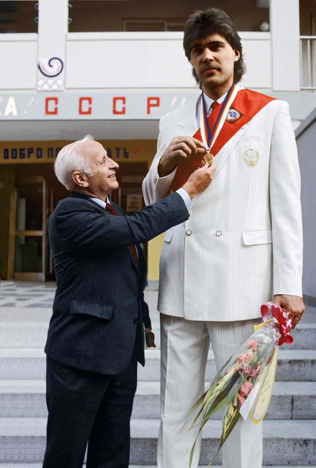 Александр Гомельский и баскетболист, заслуженный мастер спорта Арвидас Сабонис с золотой медалью XXIV Олимпийских игр в Сеуле.