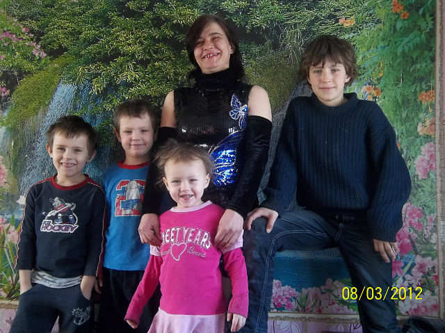 Александра Карпеева с детьми