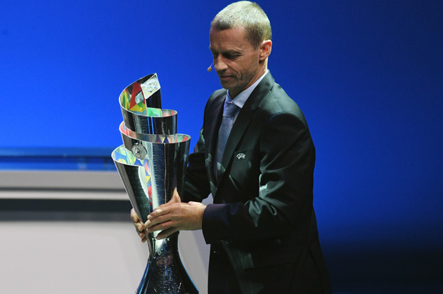 Президент УЕФА Александер Чеферин демонстрирует кубок Лиги наций УЕФА.