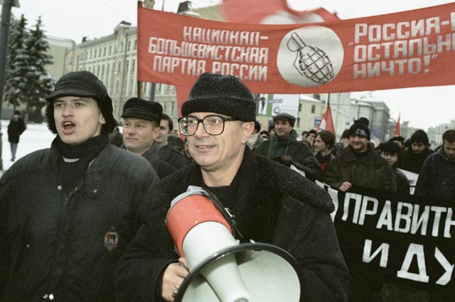 Лидер Национал-большевистской партии Эдуард Лимонов (справа) на митинге, посвященном 80-летию Великой Октябрьской социалистической революции. 1977 г.