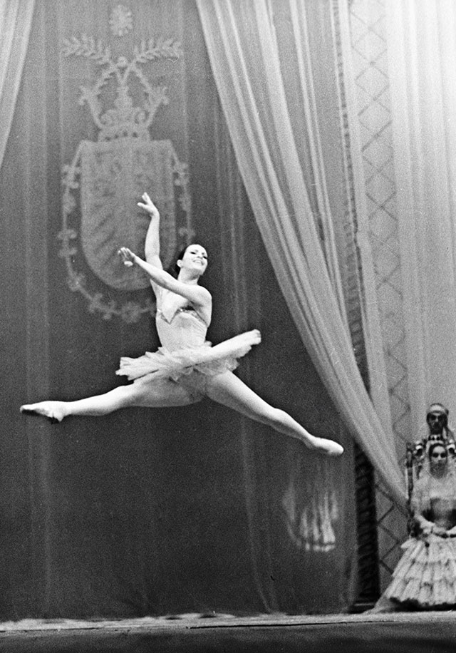 Людмила Власова в сцене из балета «Дон Кихот», 1968 г.