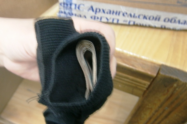 При досмотре сотрудники обнаружили в паре чёрных мужских носков  450 рублей (четыре купюры номиналом 100 рублей и одна купюра в 50 рублей). 