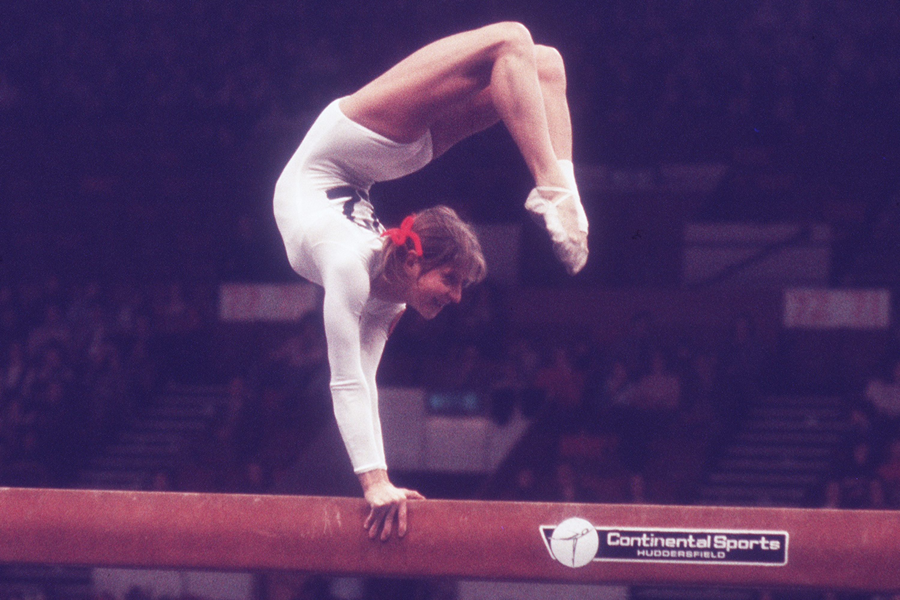 Ольга Корбут на Кубке мира 1975 года в Лондоне
