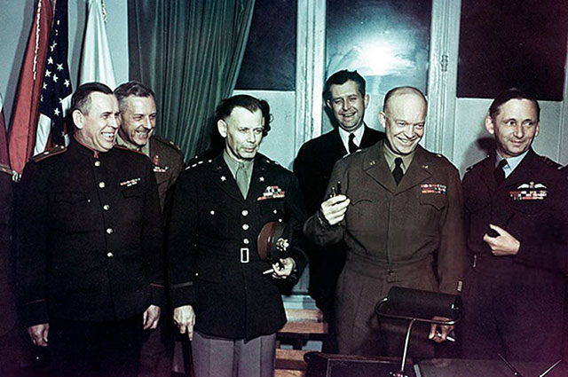После подписания капитуляции. В первом ряду: Иван Суслопаров, Уолтер Беделл Смит, Дуайт Эйзенхауэр, Артур Теддер, 1945 г.