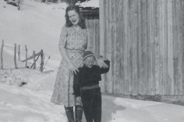 Маленький Ханс вместе со своей мамой Эдни.