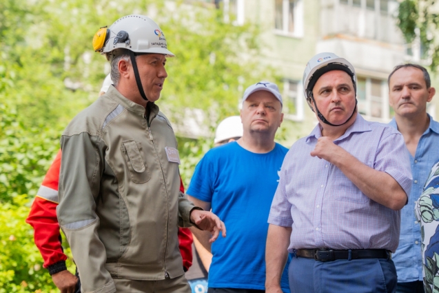 Игорь Кудин (на фото — справа) предложил отдельно обсудить вопросы безопасного размещения детских площадок, чтобы исключить их расположение над теплосетями. На фото слева — Игорь Лузанов.