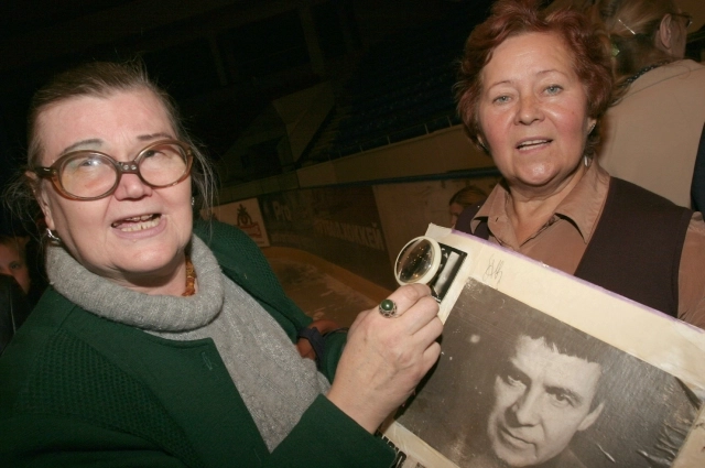Старшее поколение прекрасно помнит сеансы психотерапевта на голубых экранах.