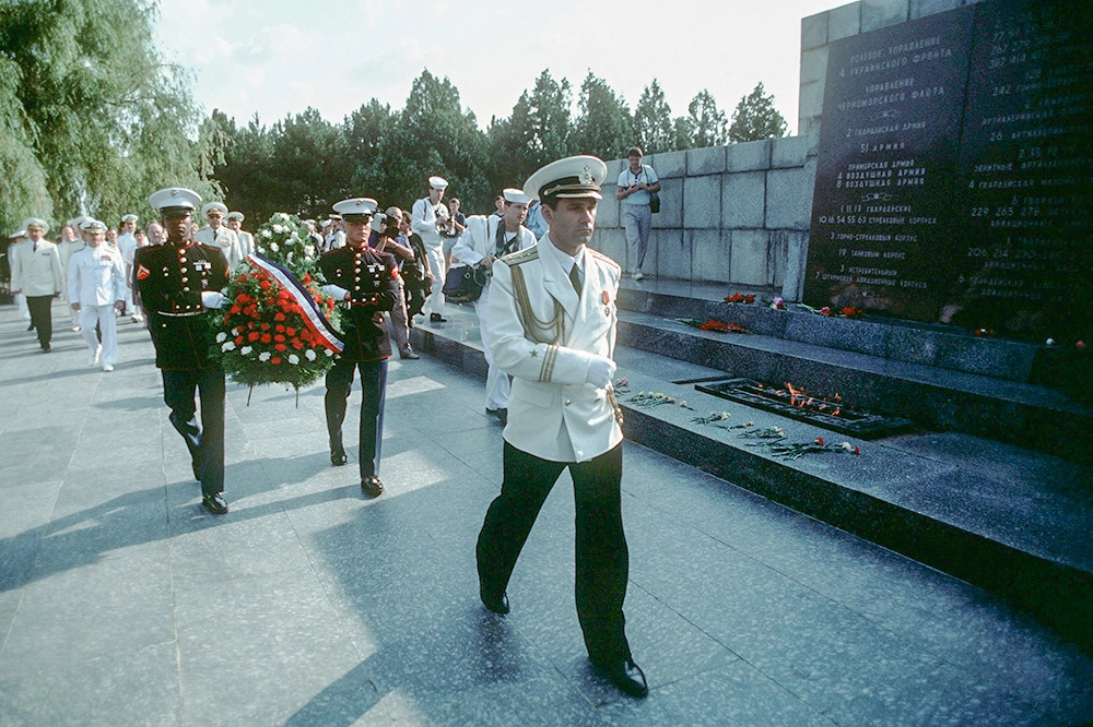 В августе 1989 в Севастополь зашли два американских корабля.