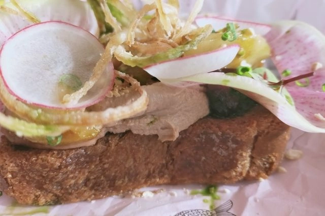 Бутерброд с печенью трески.