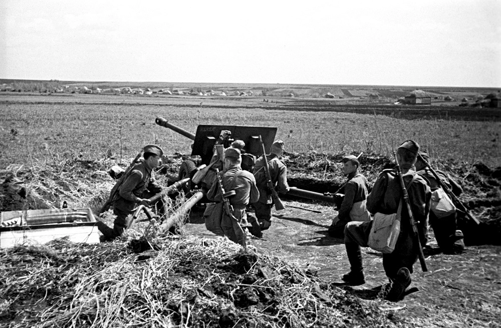 Великая Отечественная война 1941-1945 гг. Бойцы 76-мм дивизионной пушки ЗиС-3 гвардии сержанта В.И. Калиниченко из состава 5-ой гвардейской танковой армии на позиции под Курском.