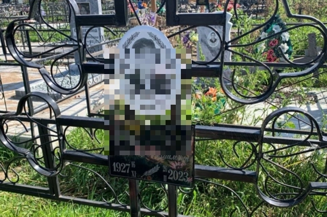 Датой смерти на этой могиле указан 2023 год, однако кладбище официально закрыто для захоронений с 2022 года.