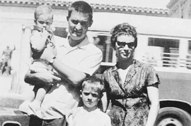 Александр Макаров с семьёй. На острове Свободы у пензенца родился второй сын. Куба, 1971 г.