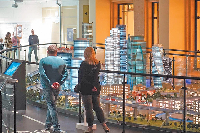 В зале Музея городского хозяйства.