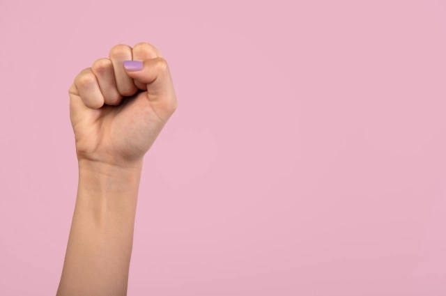 Мать постоянно избивала дочь.