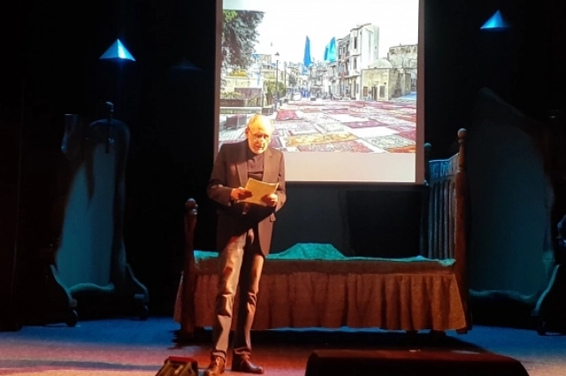 Борис Егоров читает со сцены свой рассказ «Бакинские дворики».