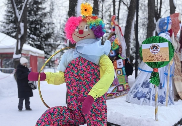 Цирк решил подойти к образу Масленицы креативно - сделал Маслёну Хулахуповну!