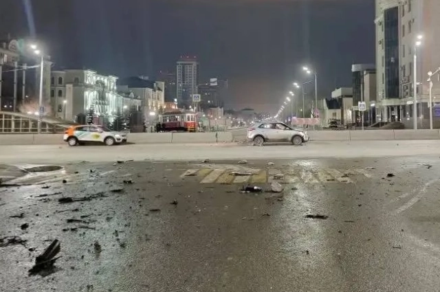 Автомобиль на огромной скорости просто разбил бетонный блок и разметал осколки.