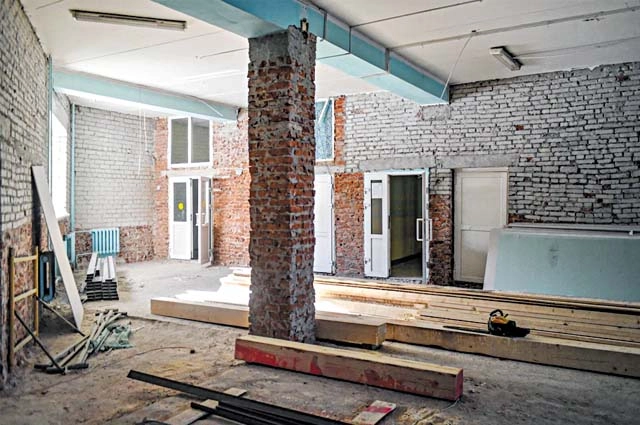 Рабочие уже демонтировали старые конструкции и готовят помещения к отделке.