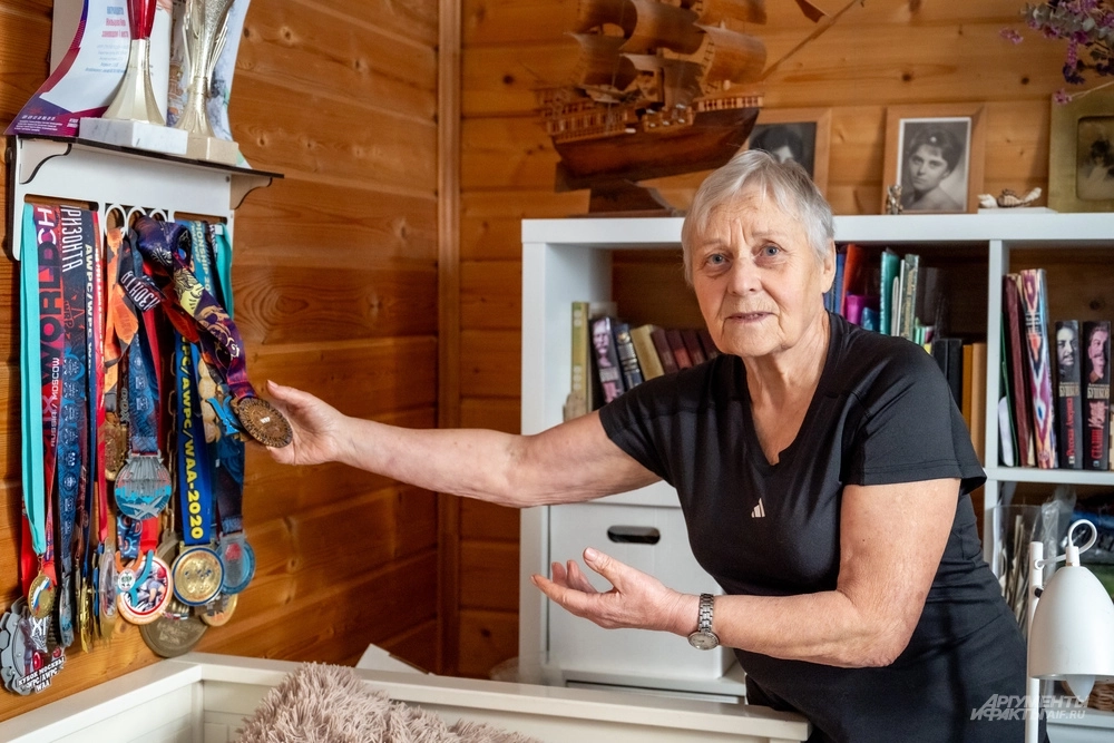 Наград у Киры Всеволодовны немало. Она говорит, это потому, что в её возрастной группе мало конкурентов. Конечно, скромничает. Просто так чемпионами не становятся!