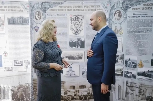 Анна Громова провела Вячеславу Федорищеву экскурсию по передвижной выставке