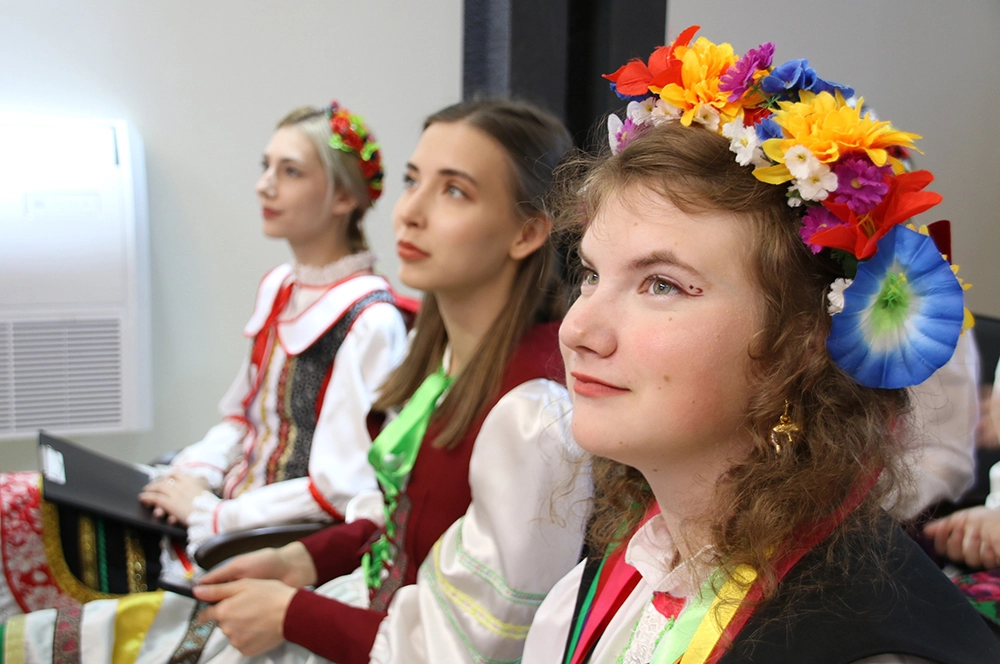На праздники неизменно собирается большое число людей, увлечённых славянской культурой.