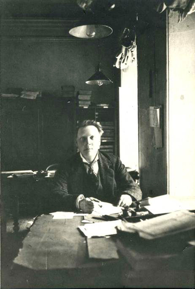 Ф.И.Шаляпин в в земской управе. 1912 г.