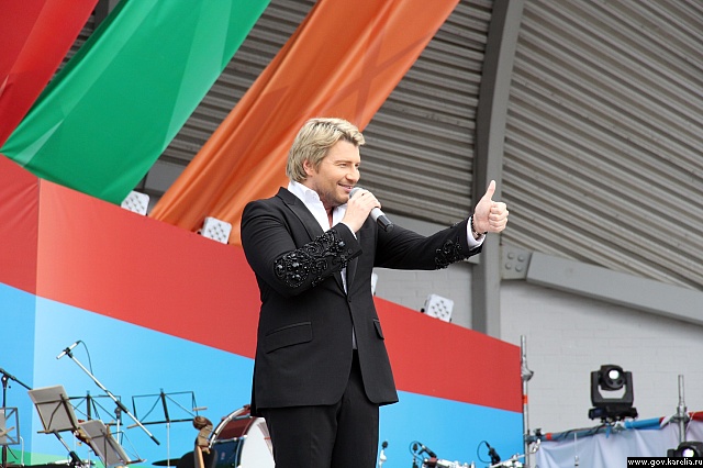 На празднование Дня республики традиционно приглашают российских звёзд - Николай Басков на сцене в 2015-м году