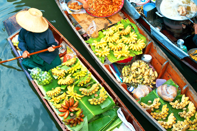 Традиционный плавучий рынок в Таиланде.