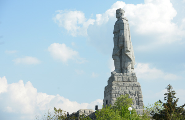 Монумент в память советских воинов-освободителей Алеша на Холме освобождения в Пловдиве
