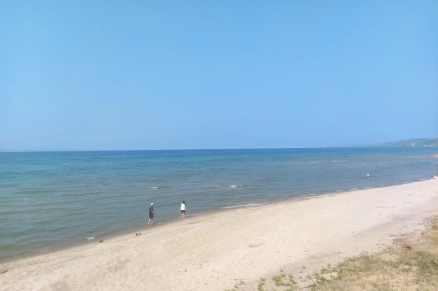 Возле Песчаной вход в воду пологий, сама она теплее, чем возле Хужира.