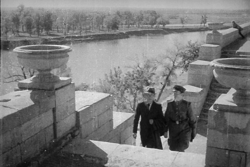 4. Композитор В.П. Соловьев-Седой и поэт А.И. Фатьянов во время прогулки по набережной р. Урала, г. Чкалов. 1943 г.