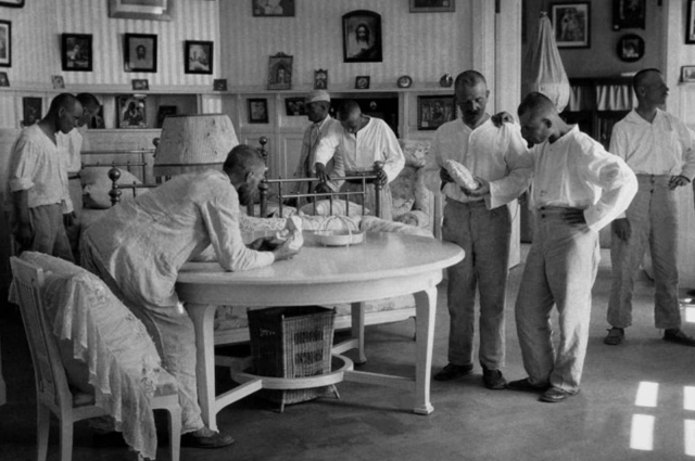 В палате санатория. Выставка «Крестьянский санаторий в Ливадии 1925-1931 годы».