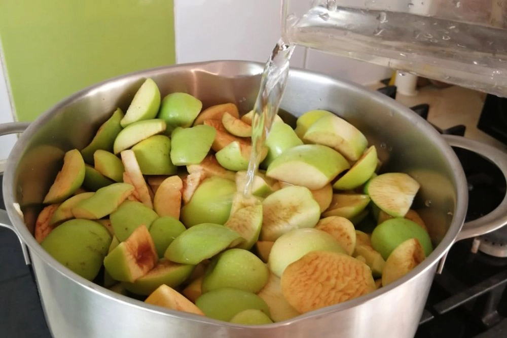 Залить яблоки водой.