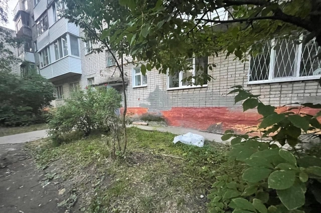 После осмотра тело ребёнка накрыли белой простынёй.