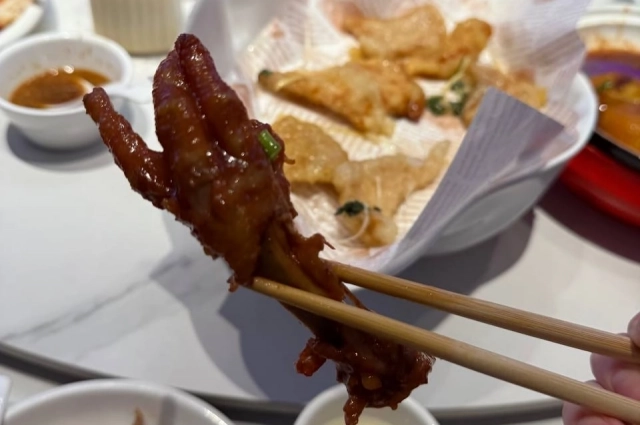 В Китае любят хрустящие куриные лапки.