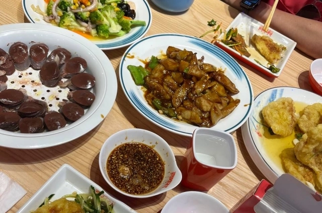 Когда китайцы хотят накормить гостя, стол ломится от блюд.