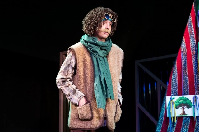 Дерево здесь не знает, кто оно, но точно знает, что оно старое, потому что лысеет.