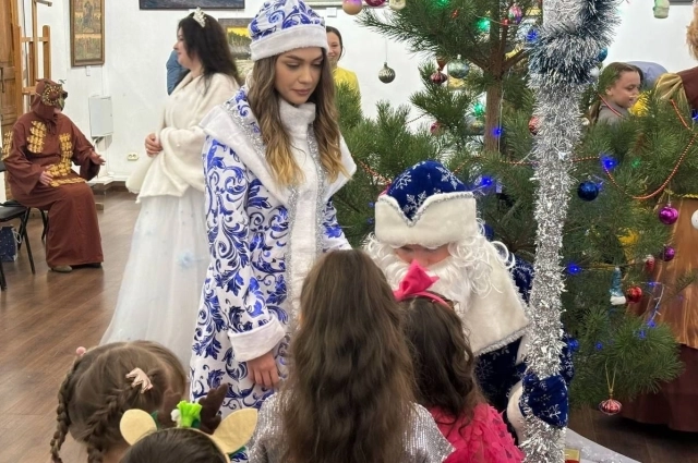 Дети рассказывают Снегурочке о своих новогодних мечтах.