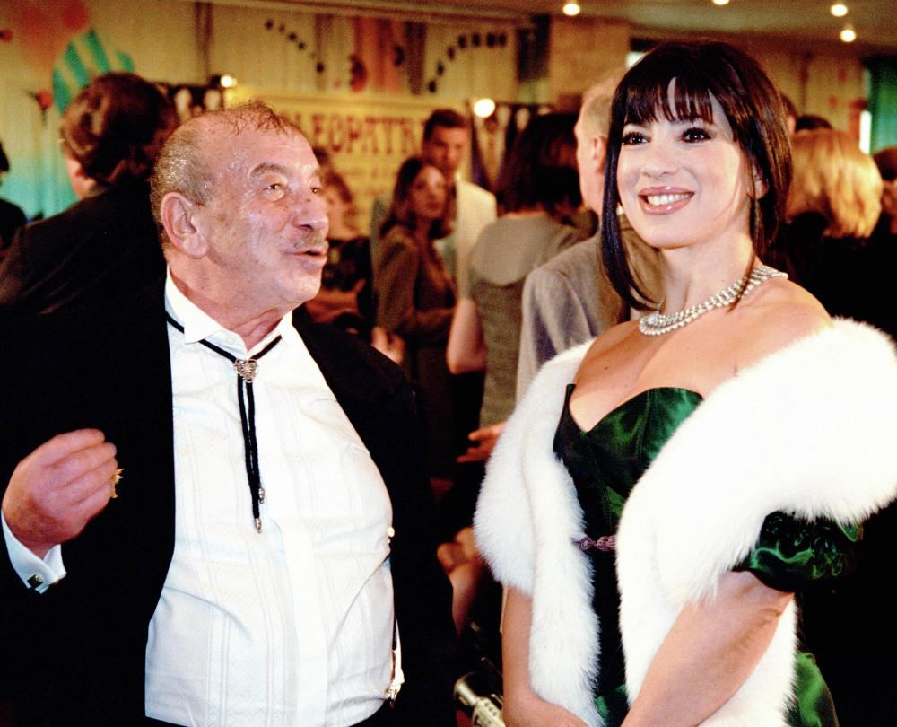 Тележурналист Наталья Дарьялова (справа) со своим отцом, писателем Аркадием Вайнером (слева) на XIII торжественной церемонии вручения призов Российской академии кинематографических искусств «Ника».