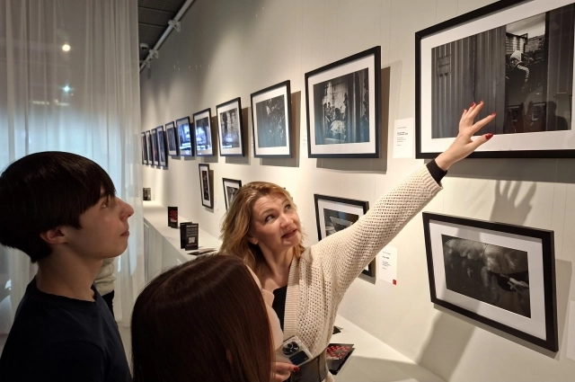 На вернисаже много молодежи.