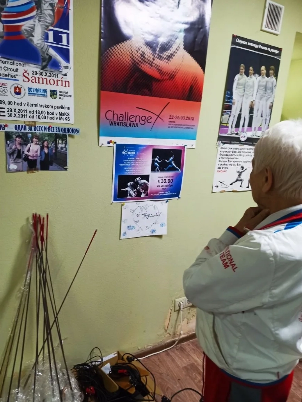 В фотографиях, которые висят в тренерской, целая жизнь