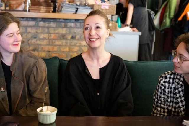 В спектакле актриса Александра Урдуханова исполняет две роли – официантки и собаки цесаревича Алексея.