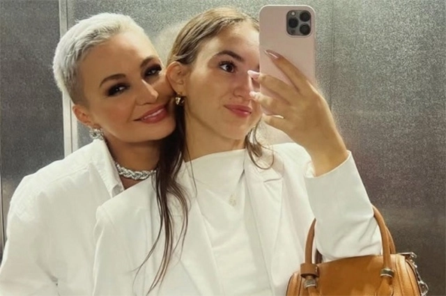 Катя Лель c дочерью.